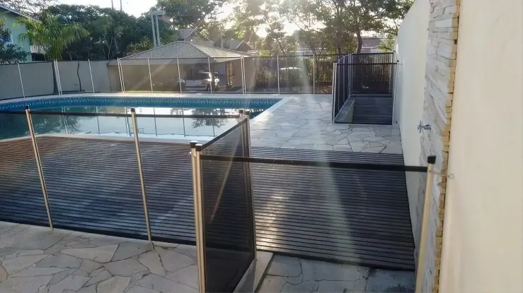 Área de piscina protegida com cerca removível instalada pela Itália Redes Área de piscina protegida com cerca removível instalada pela Itália Redes